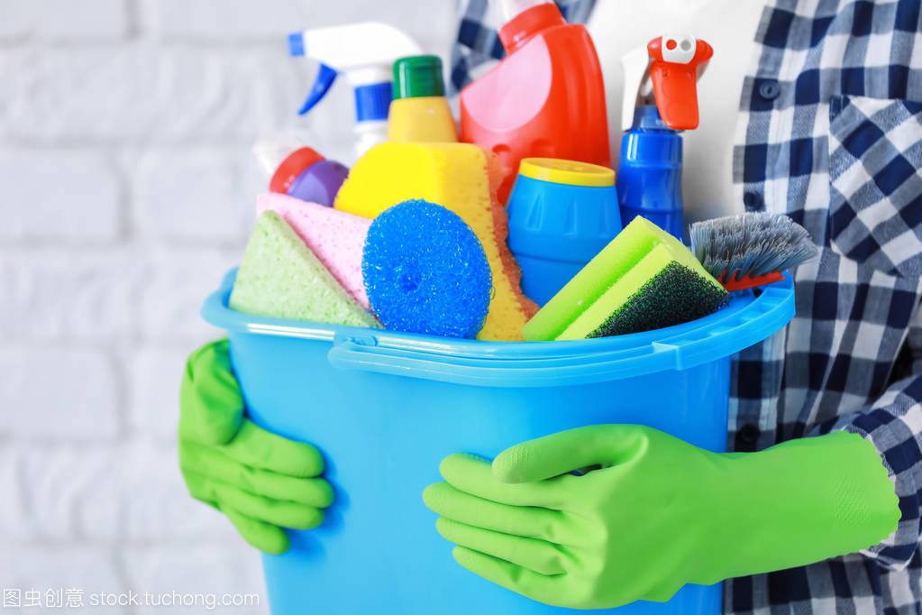 现代生活中的多面手 在砖墙背景下的清洁与美发日常